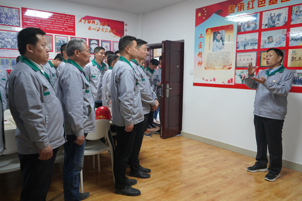 參觀黨建活動室.jpg 參觀黨建活動室.jpg